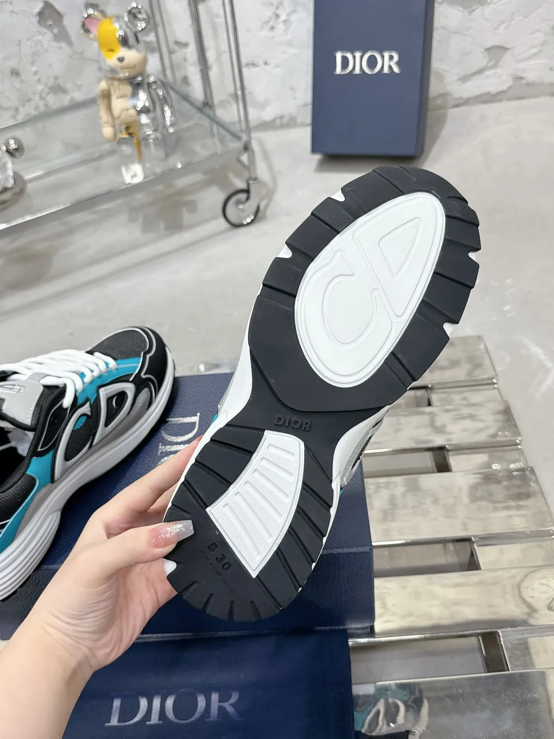 Men's men's shoes 💰600❤️❤️❤️High version Dior Dior's latest color matching B30 series reflective dad sneakers original 17380💰 purchased for development and production Brand new B30 sneakers Dad Shoes style shoes that follow the trend of the retro market The Dior logo on the tongue also indicates that this pair of shoes is the B30 model! B30 uses fine-textured leather and mesh cloth materials to form a shoe body. There are conspicuous letters CD on both sides of the shoe body to indicate identity. Many lines on the shoe body outline details to make the shoes look less monotonous and full of retro flavor. The delivery counter is exquisitely packaged🛍📦 ▪️Fabric: Original customized technical fabric + mesh ▪️Inner lining: Customized breathable lining ▪️Outsole: Original molded IP foam + TPU outsole ▪️Sole thickness: 3.5CM ▪️Size: Women’s size 35-40 / Men’s size 39-46